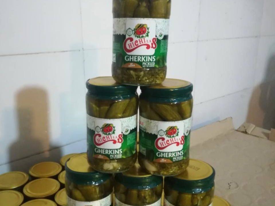 Консервированные огурцы в упаковке для экспорта