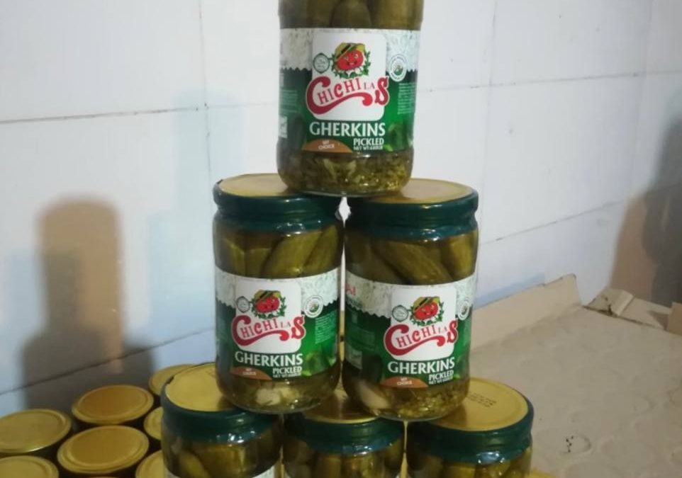 Консервированные огурцы в упаковке для экспорта